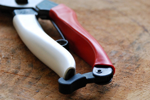 Okatsune Medium Japanese Bypass Secateurs 103